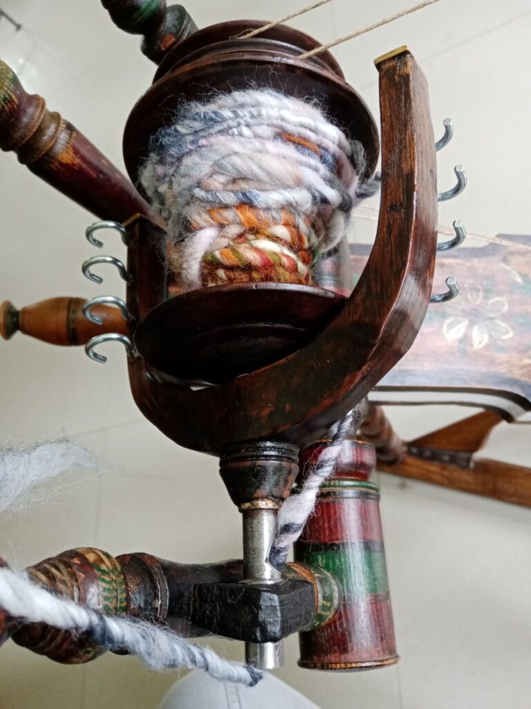 Tradycyjne koło przędzalnicze – rękodzieło wełniane handmade