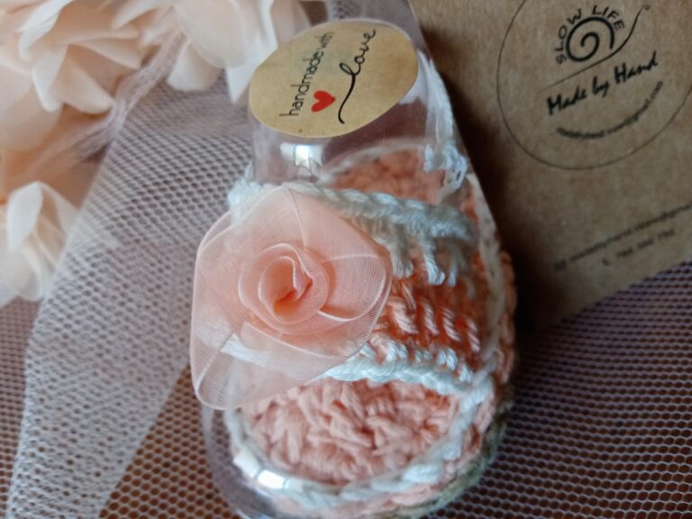 Rękodzieło dziewiarskie – buciki niemowlęce na prezent handmade