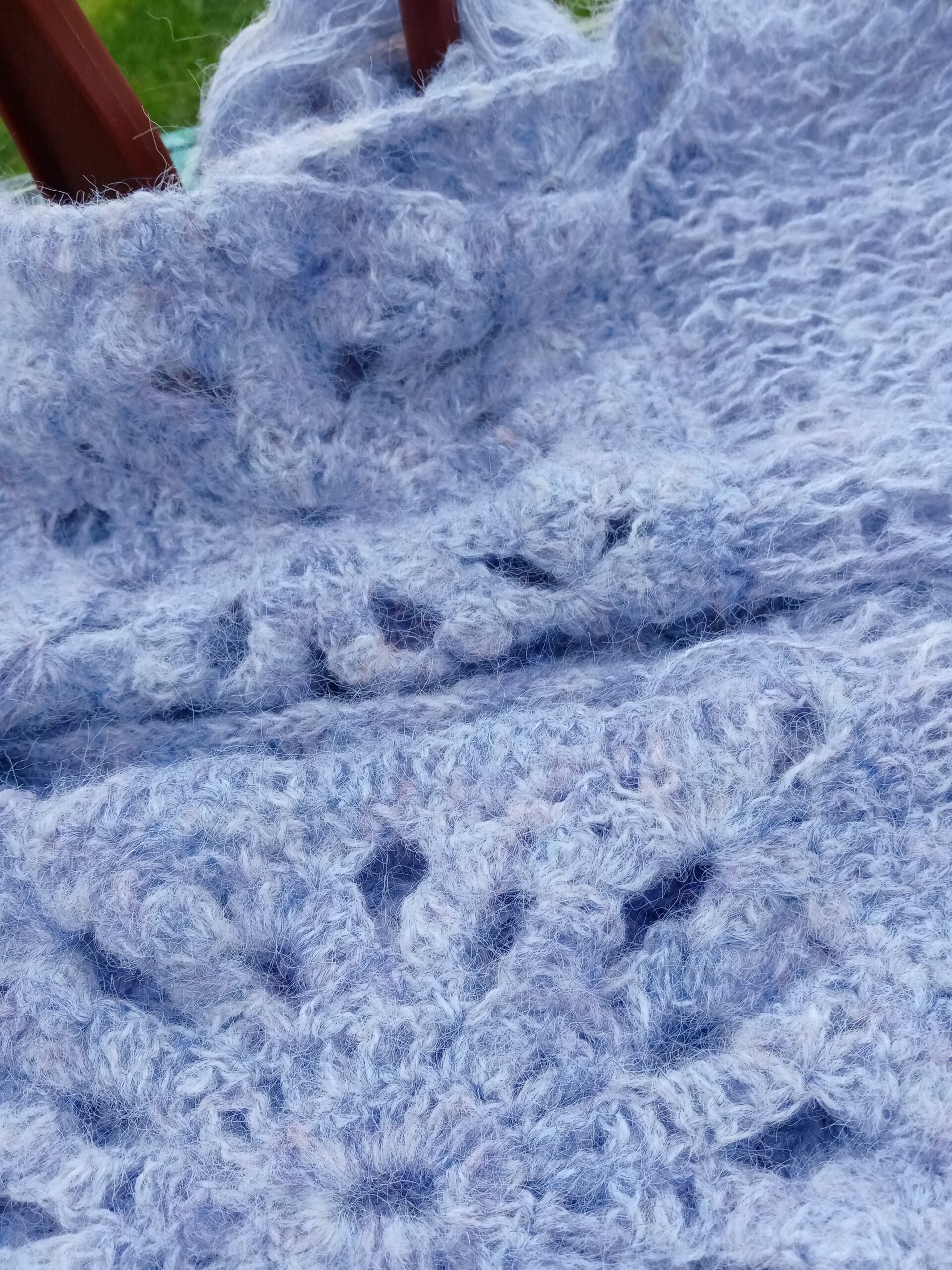 puszysty lawendowy cardigan handmade z dopinanymi rękawami